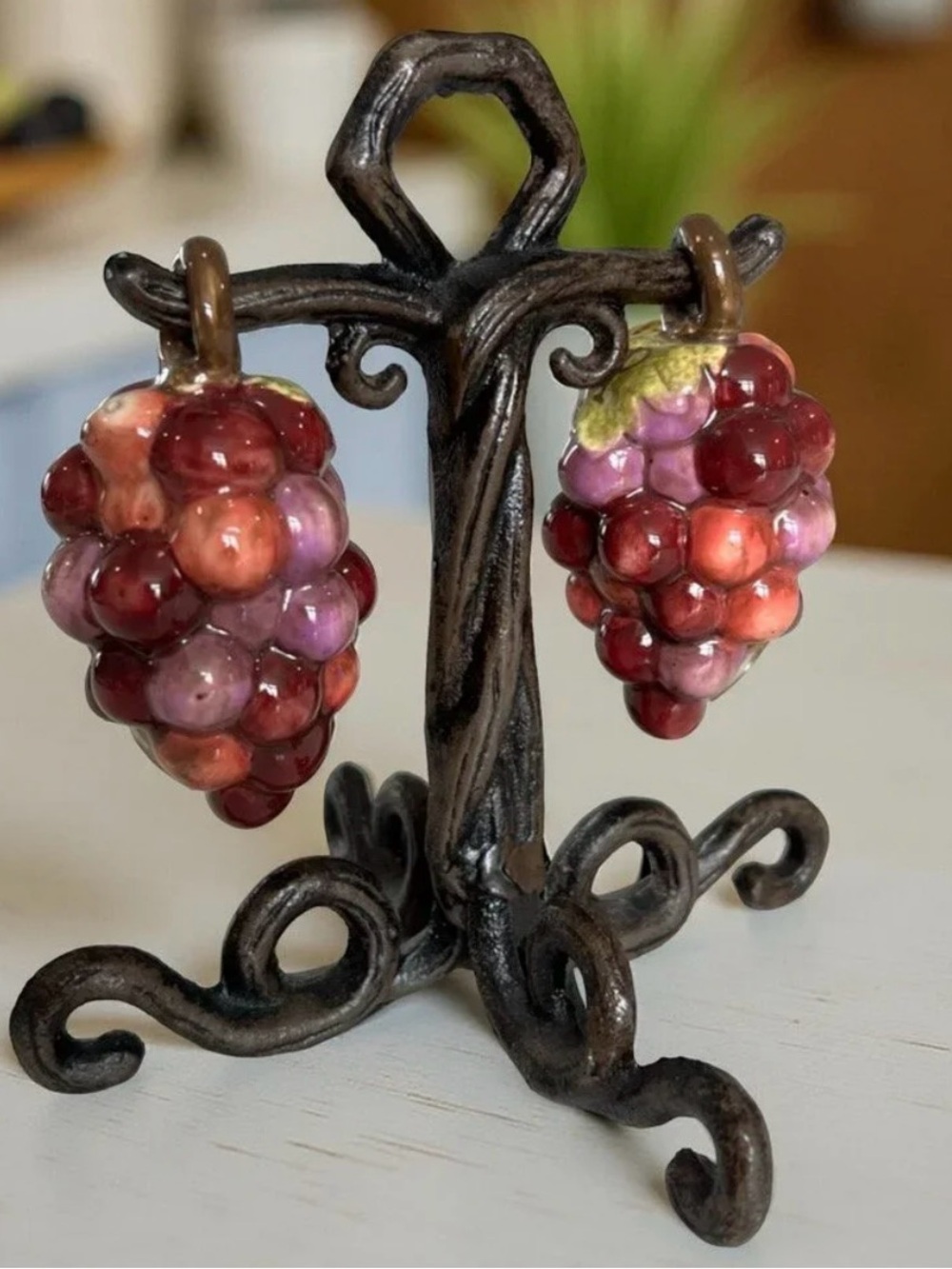 VTG Pottery Barn Grapes Salt N Pepper Shakers Hanging On Rod Iron Stand Set 2